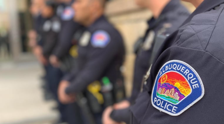 La Policía de Albuquerque intervino tras el reporte de disparos y quedó a cargo de las primeras actuaciones del caso (Albuquerque Police Department)