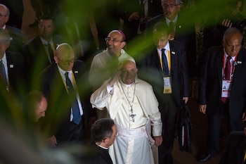 El papa Francisco llega al Coliseo Regional Madre de Dios, donde tendrá un encuentro con más de 4 mil miembros de diferentes pueblos de la Amazonía. (Foto: Jaime Tranca / SPDA)