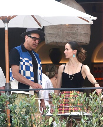 Jeff Goldblum y Emilie Livingston