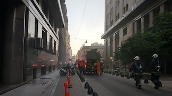 Los bomberos trabajan en uno