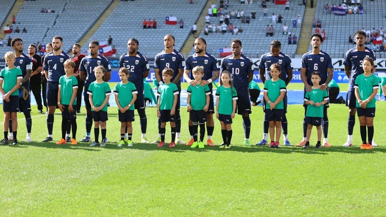 La selección nacional de Cabo Verde posa con niños en el campo antes de su partido amistoso contra Chile, bajo el marco de la FIFA Series 2026.
