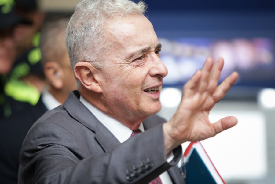 Los impulsores del proyecto citaron la Ley 790 de 2002 como antecedente de las facultades extraordinarias que permitieron a Álvaro Uribe fusionar ministerios y reducir su número de 16 a 13 - crédito Cristian Bayona/Colprensa