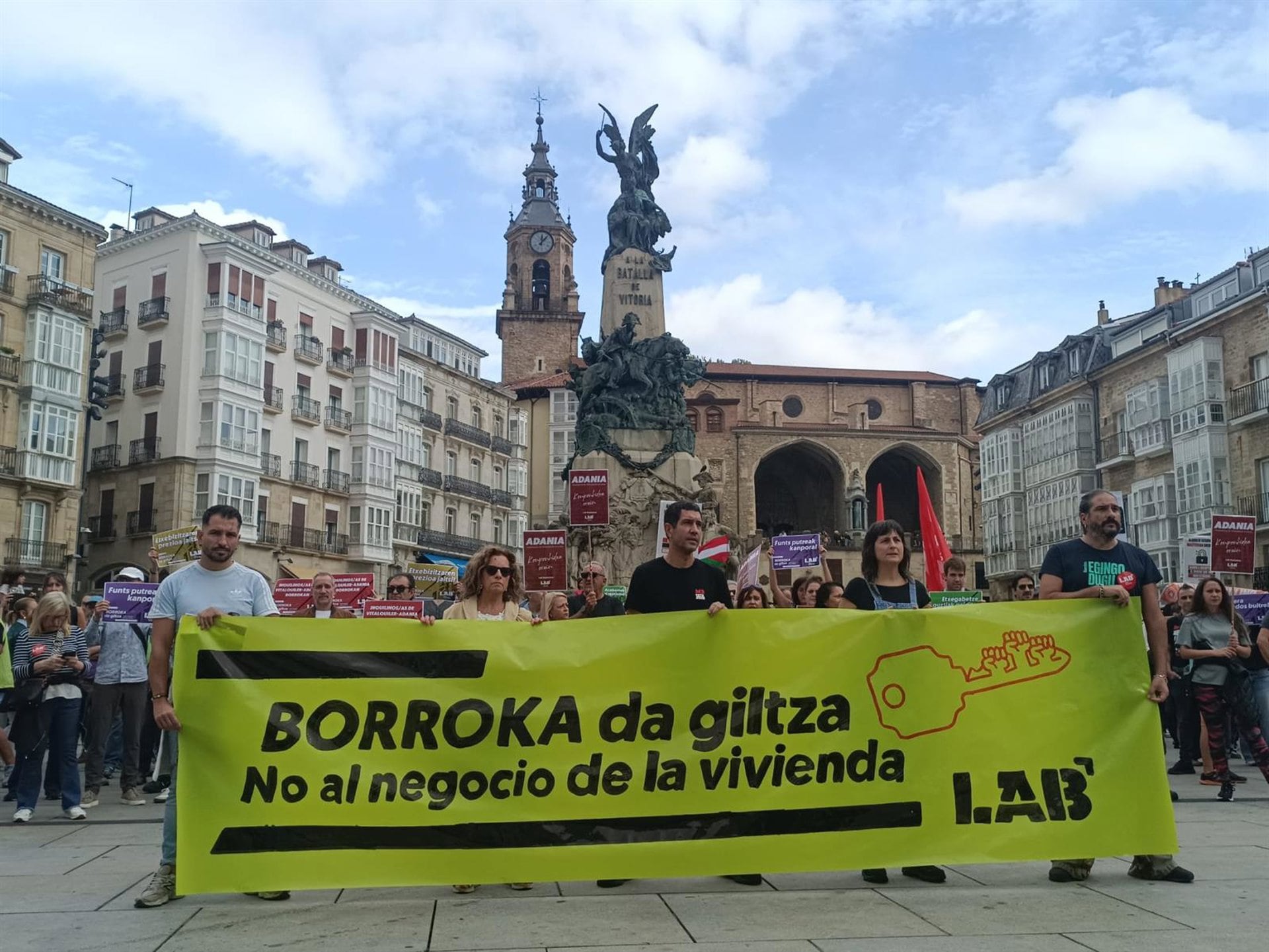 03/10/2026 Cientos de personas reclaman en San Sebastián y Vitoria