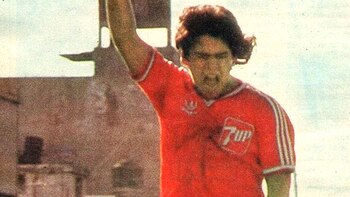 Hugo con la camiseta de