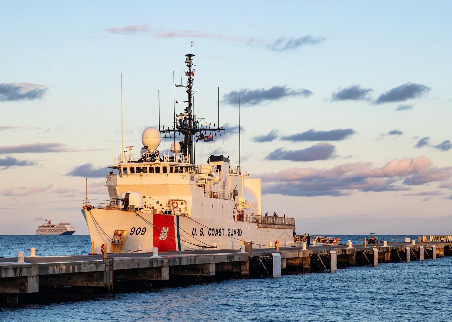 La tripulación del Coast Guard Cutter Campbell regresa a Newport tras patrullar el mar Caribe durante 54 días. (USCG)