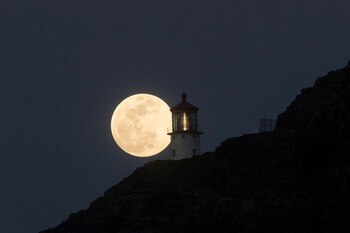 La Superluna detrás del faro