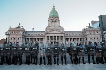 Oficiales de Prefectura Naval, en un cordón de seguridad frente al Congreso (REUTERS/Irina Dambrauskas)