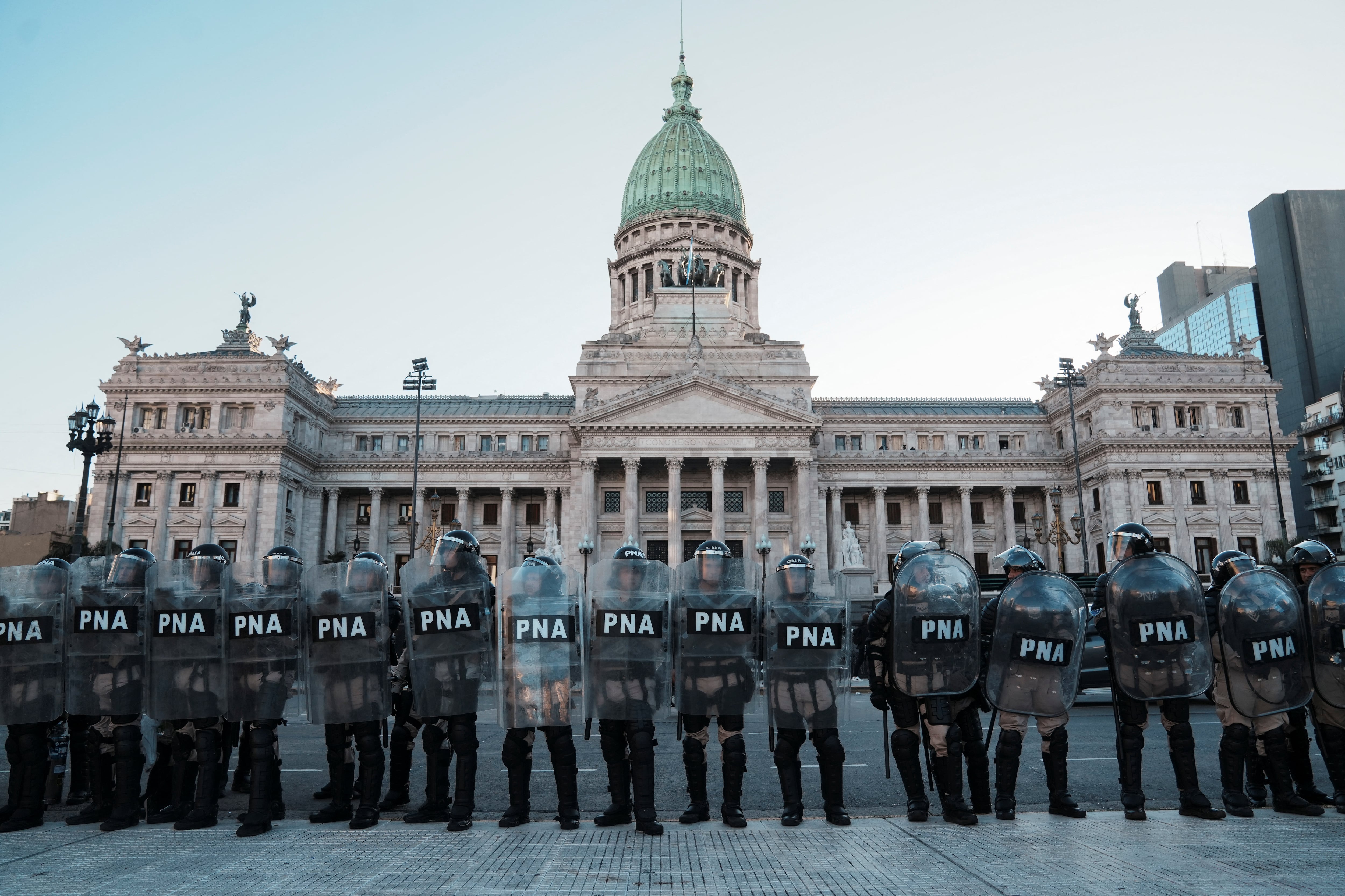 Oficiales de Prefectura Naval, en un cordón de seguridad frente al Congreso (REUTERS/Irina Dambrauskas)