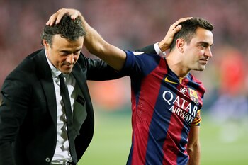 Luis Enrique y Xavi celebran