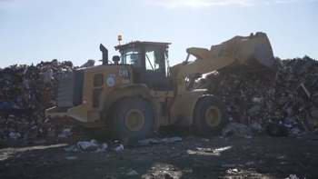 La policía dice que un hombre metió el cuerpo de una mujer en una maleta y lo tiró a un contenedor de basura