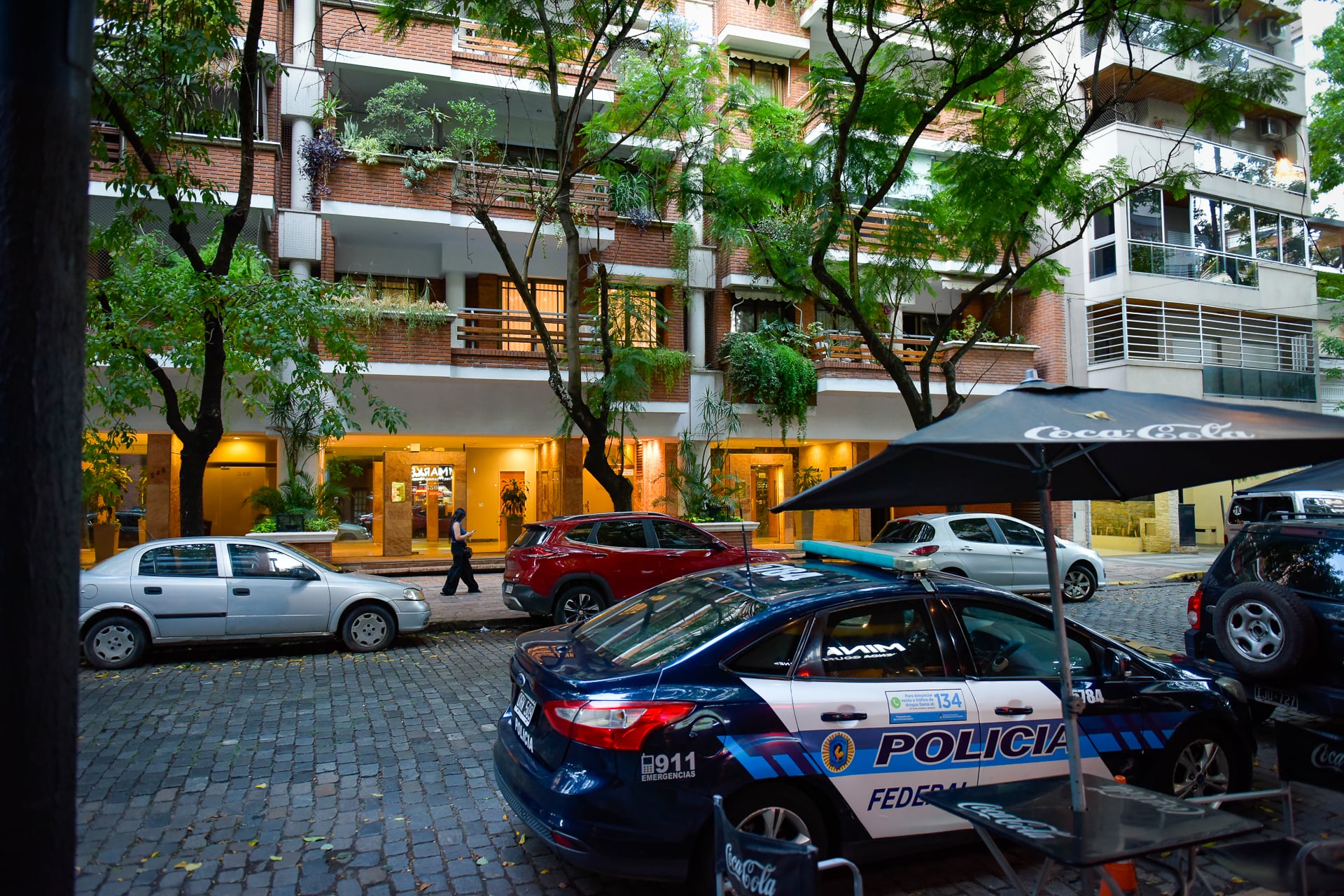 El edificio de Adorni en Caballito, custodiado por la Policía Federal. Foto: Gustavo Gavotti
