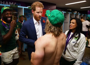 El Príncipe Harry saludó a los campeones mundiales en el vestuario (Shutterstock)