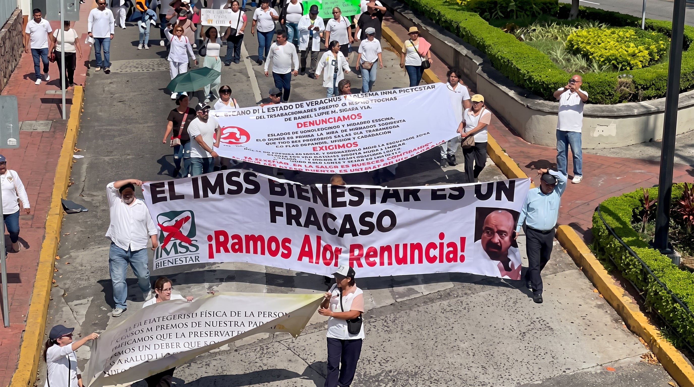 Los manifestantes exigieron la renuncia de Roberto Ramos Alor, coordinador estatal del IMSS-Bienestar.