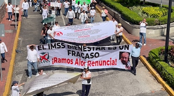 Los manifestantes exigieron la renuncia de Roberto Ramos Alor, coordinador estatal del IMSS-Bienestar.