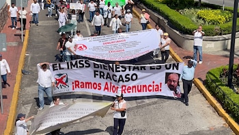 Trabajadores de salud marchan en Xalapa por falta de medicamentos e insumos: exigen salida del titular del IMSS Bienestar en Veracruz