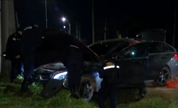 En la fuga delincuentes chocaron Mercedes Benz (Captura Subrayado/Canal 10)