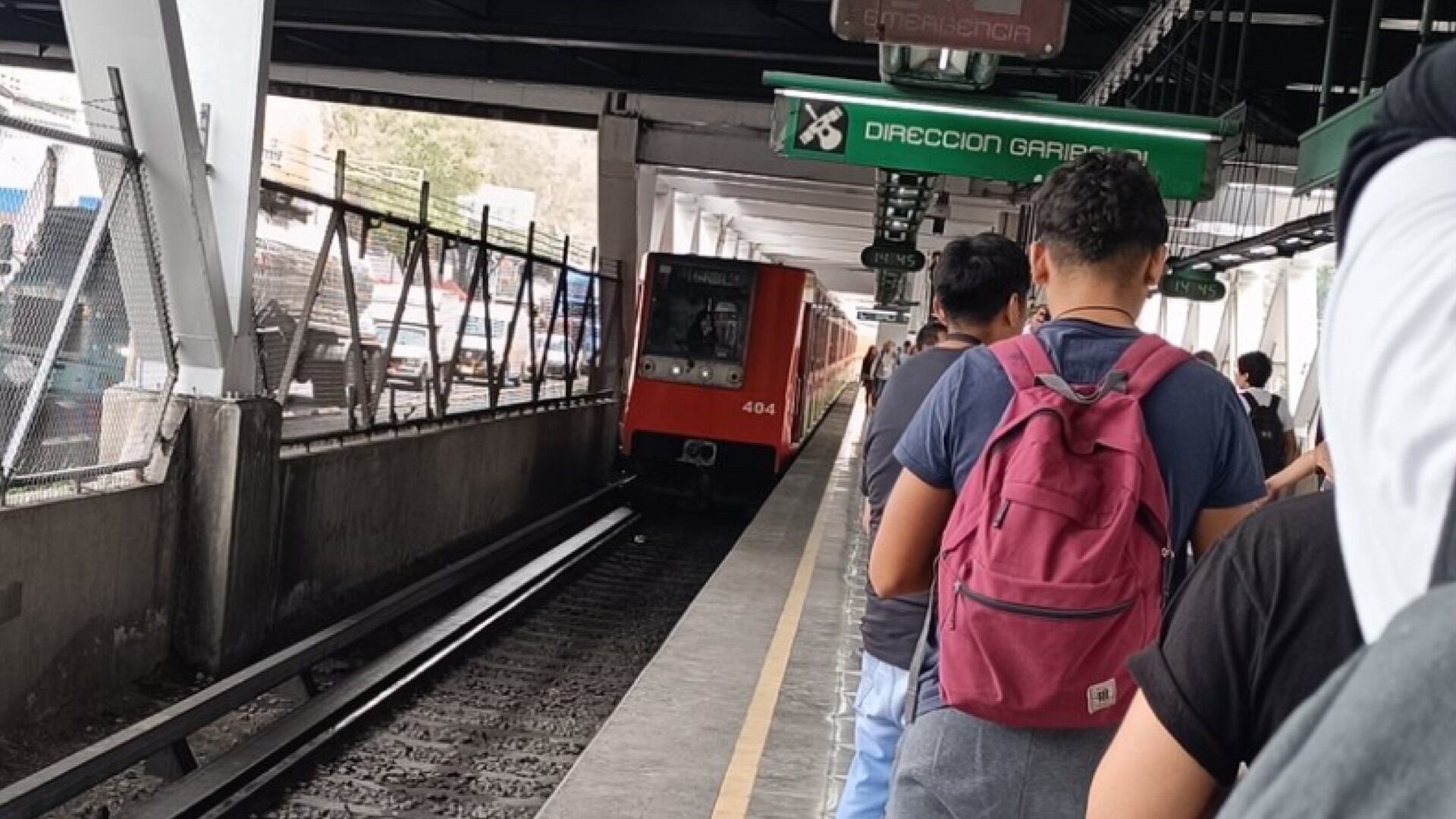 Los hechos ocurrieron aparentemente en en la estación Iztacalco de la Línea 8 del Metro de la Ciudad de México. Foto: X/@Duckmx.