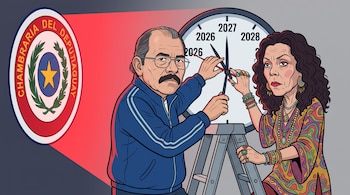 Caricatura de un hombre con anteojos y una mujer con túnica moviendo las agujas de un reloj con años, iluminados por un haz de luz roja.