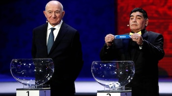 Diego Maradona sacó la pelota de México en el sorteo de Rusia 2018 (Foto: REUTERS/Grigory Dukor)