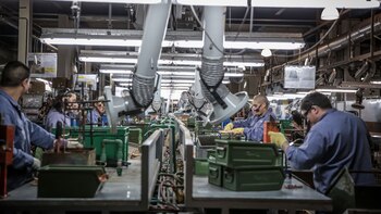 Con caídas en la producción de más de 30% y 5.000 empleados menos, los fabricantes de electrónica de Tierra del Fuego esperan una recuperación para 2020