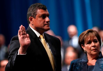 El vicepresidente de Guatemala, Guillermo Castillo (i), juraba su cargo en la ceremonia de investidura del nuevo presidente, Alejandro Giammattei, en enero de 2020. EFE/Esteban Biba/Archivo