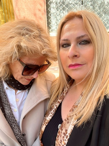 Julia Elena Díaz junto a