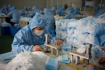 Un empleado trabaja en una