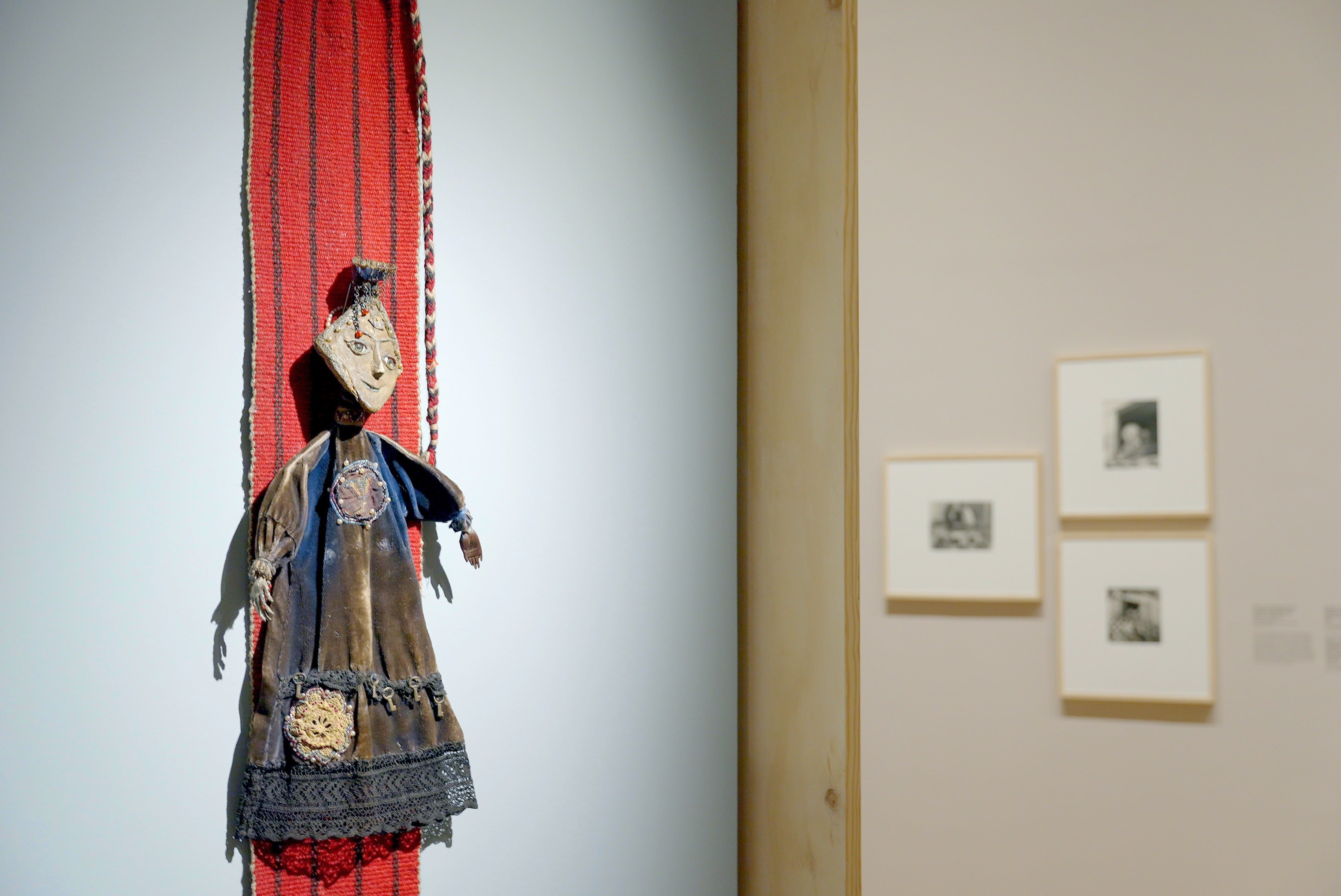 La retrospectiva documenta el paso de Kati Horna por la Guerra Civil española y su posterior exilio en México, donde desarrolló series sobre La Castañeda y un sanatorio de muñecas rotas. (Museo Palacio de Bellas Artes / INBAL)