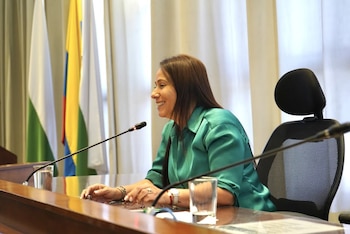 La concejala Claudia Carrasquilla exige consecuencias inmediatas tras denunciar el traslado en vez de sanción al jefe de custodia por permitir anomalías en la prisión - crédito @claudiacarrasq/Facebook