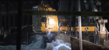 Un trabajador quedó en estado crítico tras la rotura de una tubería principal en un túnel de Miami-Dade, según la Oficina del Alguacil (Captura Telemundo Miami)