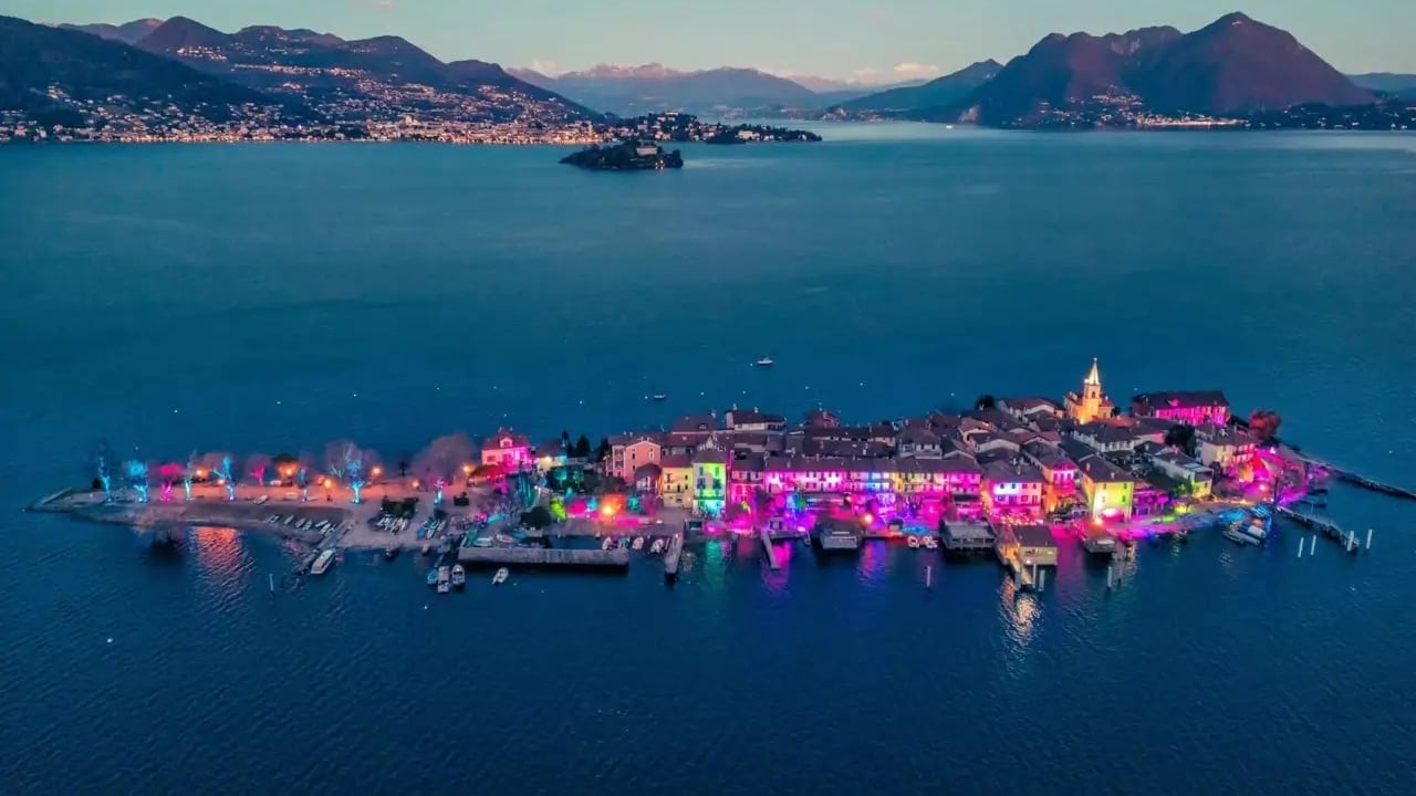 La isla del Mediterráneo donde la Navidad no termina: así es el espectáculo de luces en este rincón italiano