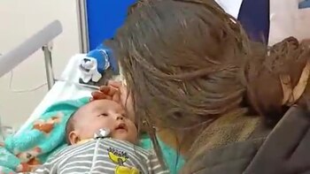 Una madre logró reencontrarse con su bebé de 3 meses tras sobrevivir ambos a un aluvión que sepultó un barrio en Ecuador