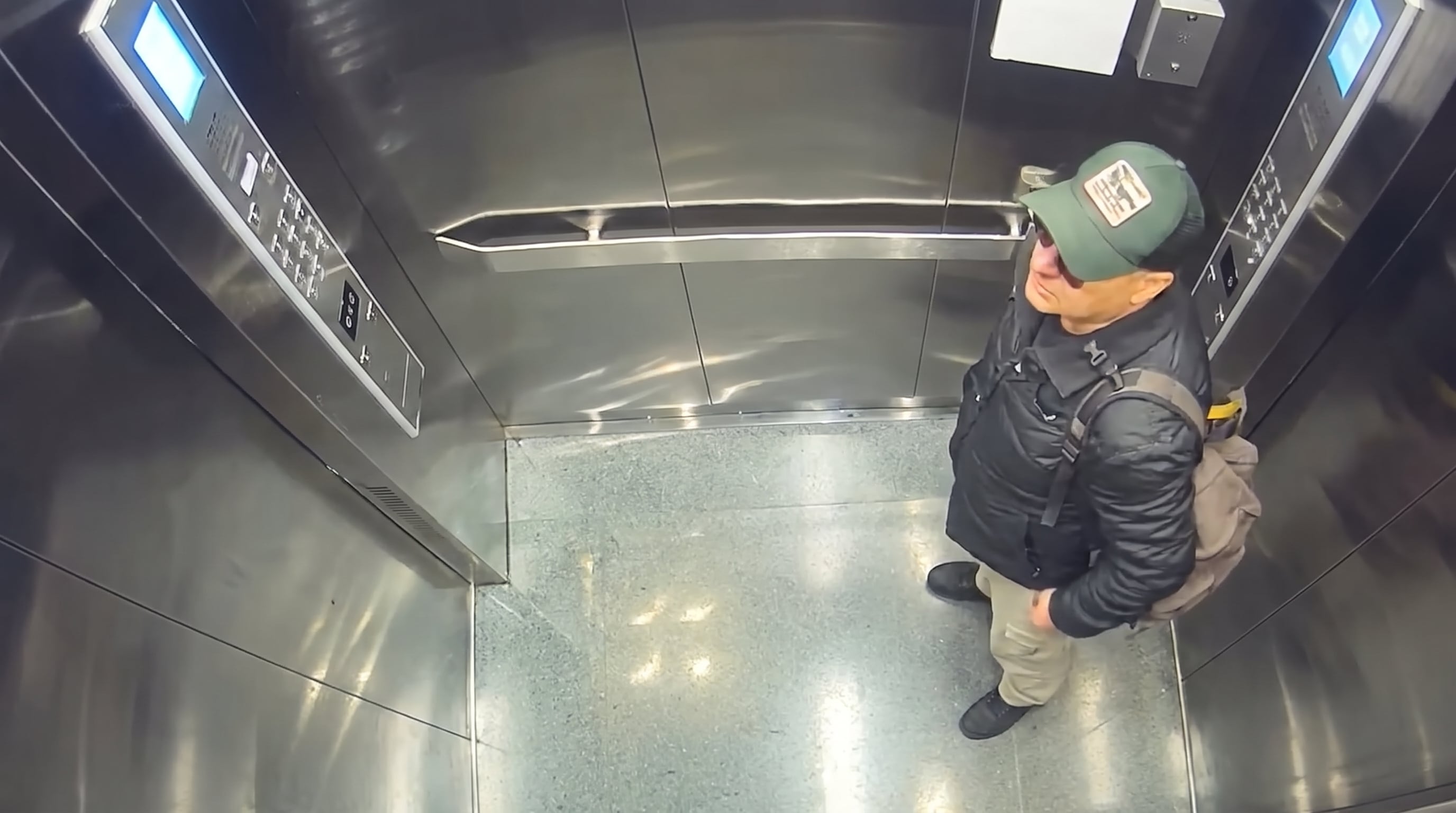 El sujeto fue captado con gorra y mochila dentro de un ascensor. (Imagen Ilustrativa Infobae)