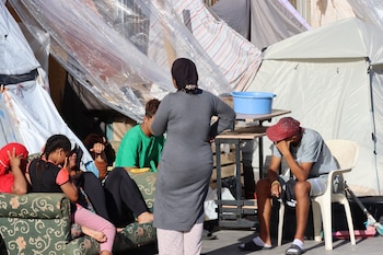 Varios migrantes acampados en la ciudad autónoma. (EFE/ Reduan)