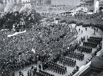 Una multitud estimada en un