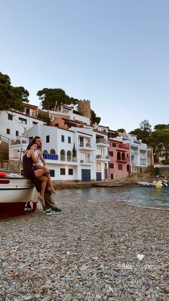 Nico Vázquez y Dai Fernández en Sa Tuna, una cala de Begur en la Costa Brava catalana