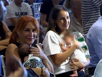 03/09/2026 Luna Serrat arropa con sus mellizas a Dani Ceballos en su presentación con el Betis. Sus lágrimas de emoción.
9 años después de abandonar el Betis para fichar por el Real Madrid, y en uno de los momentos más dulces de su vida a nivel personal, Dani Ceballos cumple su sueño y vuelve a casa. Este martes por la noche el conjunto sevillano anunciaba el regreso del centrocampista y apenas 24 horas después ha sido presentado oficialmente como nuevo jugador del club verdiblanco hasta 2029 en un multitudinario acto en el que como no podía ser de otra manera ha estado arropado por Luna Serrat y por sus hijas mellizas, que nacieron el pasado 23 de julio y de las que todavía no han hecho públicos sus nombres.
EUROPA ESPAÑA SOCIEDAD