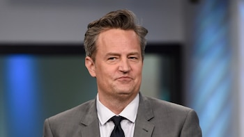 Asistente de Matthew Perry es acusado de destruir evidencia tras la muerte del actor