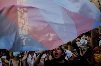 Manifestantes marchan en el centro