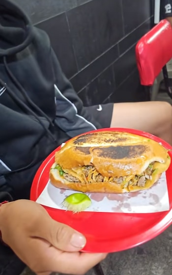 La peculiar combinación nació de la creatividad de la comida callejera y ya circula ampliamente en redes sociales gracias a un video viral. (Captura de pantalla)