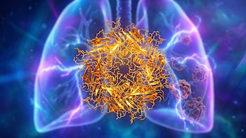 Estructura molecular dorada en primer plano sobre la ilustración de unos pulmones humanos iluminados en tonos azules y violetas