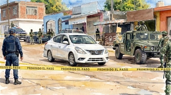 Juan Pedro Arámburo García fue emboscado por hombres armados cuando circulaba en un Nissan Versa blanco por calles del sur de Culiacán. Los agresores abrieron fuego desde otro vehículo. "El Peter" perdió la vida en el lugar. (Imagen ilustrativa generada con IA | Infobae México)