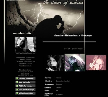 Captura de pantalla del perfil de Jasmine Richardson en vampirefreaks.com, mostrando una imagen de fondo de tormenta con relámpagos y múltiples fotos de perfil