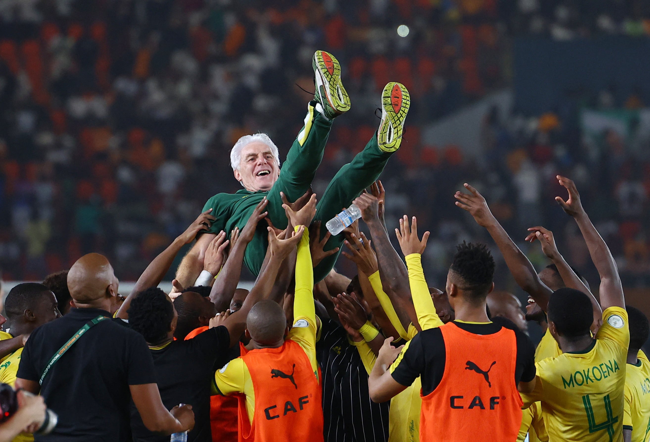 Sudáfrica busca superar por primera vez la fase de grupos en un Mundial, basada en la experiencia mundialista de su DT y la preparación estratégica en altitud. REUTERS/Siphiwe Sibeko