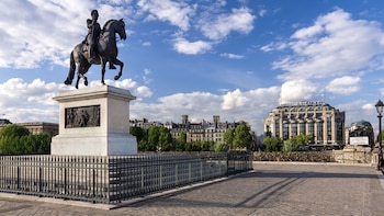 Estatua ecuestre. Todos los años