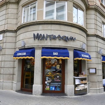 Entrada del bar Montesquiu, en