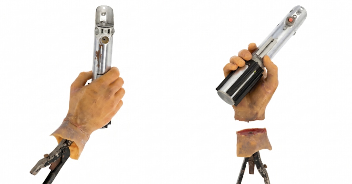 Hollywood auctions the light saber and the hand of Luke Skywalker from Star Wars: how much the most iconic combo of the saga costs