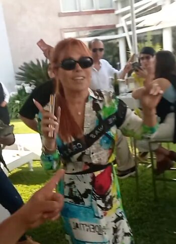 Magaly Medina canta junto a