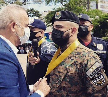 Freddy Bernal condecorando a su