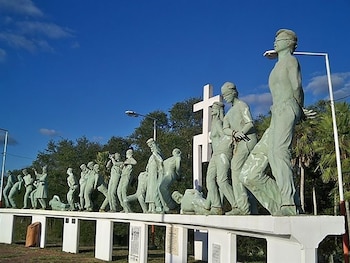 Monumento en Chacho en homenaje a las víctimas de la masacre de Margarita Belén. Fue realizado por el escultor Luis Díaz Córdoba en 1997